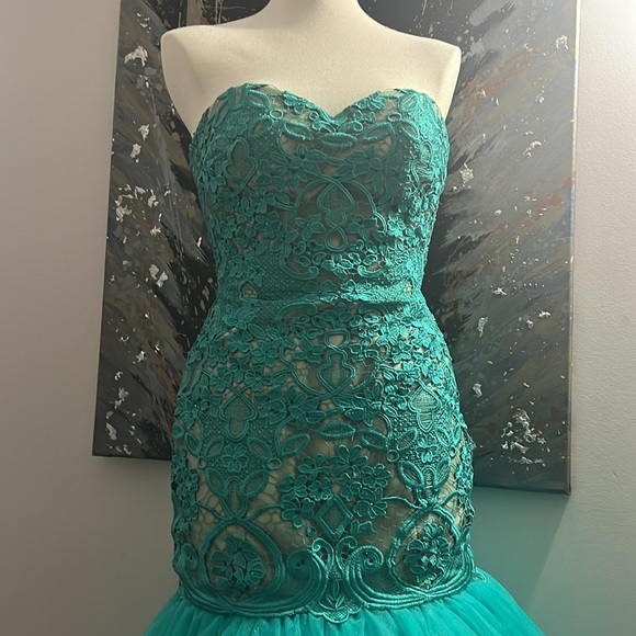 TONY BOWLS FORMAL GOWN - Picture 2 of 11